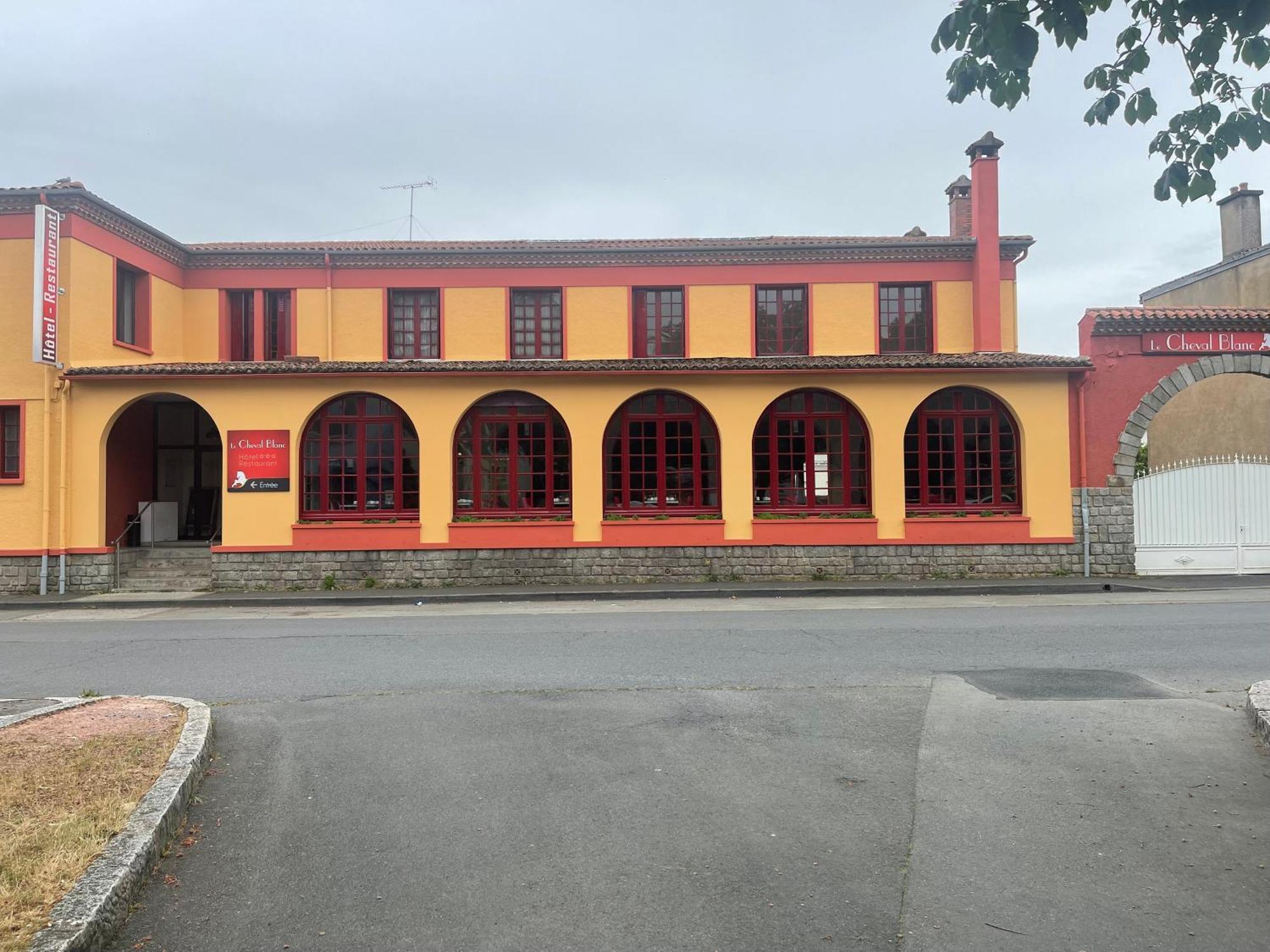 Hotel Du Cheval Blanc Cerizay Eksteriør bilde